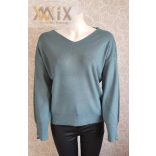 Hátul kötős, gombbal díszített felső