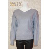 Hátul kötős, gombbal díszített felső