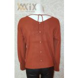 Hátul kötős, gombbal díszített felső