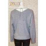 Hátul kötős, gombbal díszített felső