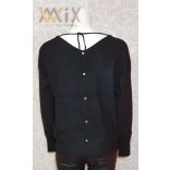 Hátul kötős, gombbal díszített felső