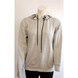 Feliratos kapucnis pulcsi szürke