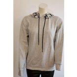 Feliratos kapucnis pulcsi szürke