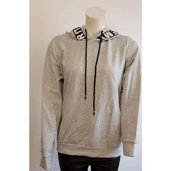 Feliratos kapucnis pulcsi szürke