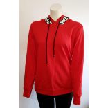 Feliratos kapucnis pulcsi piros