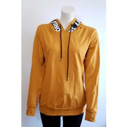 Feliratos kapucnis pulcsi mustársárga