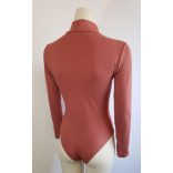 Body állónyakú kivágott mályva