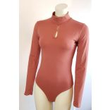 Body állónyakú kivágott mályva