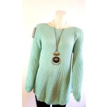 Kötött pulcsi nyaklánccal zöld