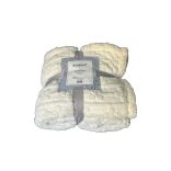 fehér levélmintás agynemű 7 részes+fehér virágos vastag pléd csomag